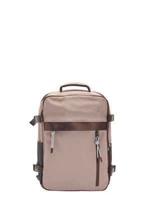 Prostokątny beżowo-brązowy plecak z górnym uchwytem, dwoma przednimi kieszeniami na zamek i regulowanymi bocznymi paskami.