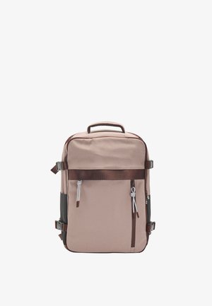 Prostokątny beżowo-brązowy plecak z górnym uchwytem, dwoma przednimi kieszeniami na zamek i regulowanymi bocznymi paskami.