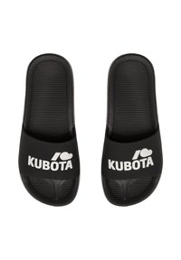 Czarne klapki z teksturowanej powierzchni. Posiadają szeroki pasek z białym napisem "KUBOTA". Miękki materiał, design z odkrytymi palcami.