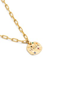 Collar de cadena de oro con un colgante texturizado e irregular que lleva la palabra "MAMA" y acentos de piedras preciosas coloridas.