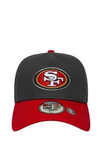 Graue Baseballkappe mit einem roten Schirm, die in der Mitte ein gesticktes Logo der San Francisco 49ers aufweist und einen verstellbaren Riemen auf der Rückseite hat.