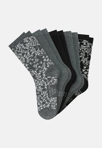 Sæt af syv sokker i forskellige nuancer af grå og sort, med et blomstermotiv i hvidt på et par, lavet af blødt stof med ribbet design.