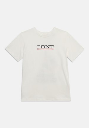 T-shirt blanc à manches courtes avec texte "GANT Coast of New Haven" noir et rouge imprimé au centre devant.