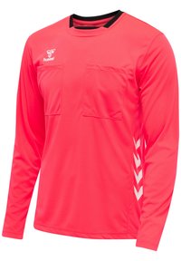 Langærmet atletisk skjorte i strålende pink med sort hals. Har to frontlommer og hvide chevron-detaljer på ærmerne.