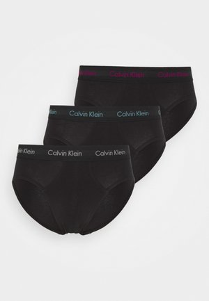 Tres pares de calzoncillos negros con cinturillas elásticas. Cada cinturilla presenta "Calvin Klein" en colores contrastantes: rosa, azul y gris.