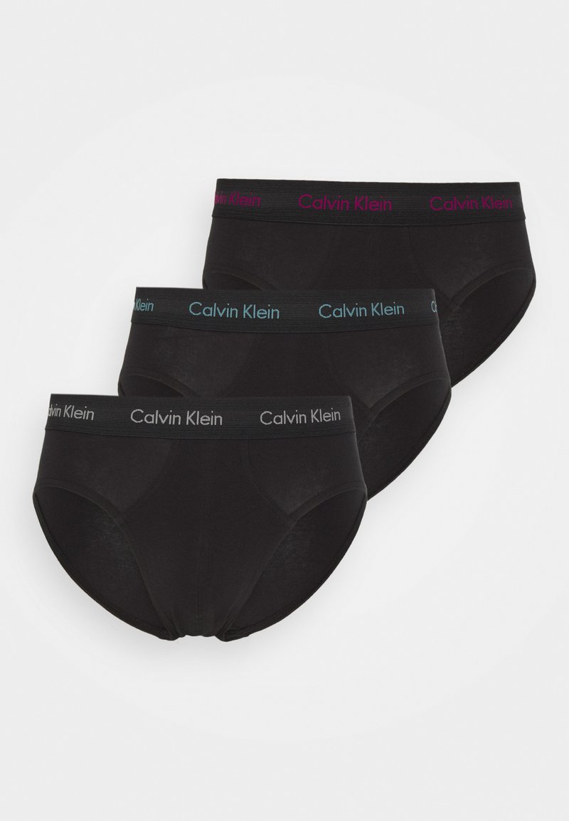 Drei Paare schwarze Unterhosen mit elastischen Taillenbändern. Jedes Taillenband zeigt "Calvin Klein" in kontrastierenden Farben: Pink, Blau und Grau.