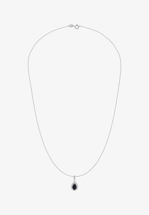 Zilveren ketting met een peer-vormige zwarte hanger, omgeven door een halo van kleine witte steentjes. Gladde textuur, eenvoudig ontwerp.