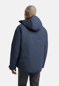 Giacca impermeabile blu navy con cappuccio, tasche laterali e polsini regolabili. Tessuto liscio con una finitura leggermente lucida.