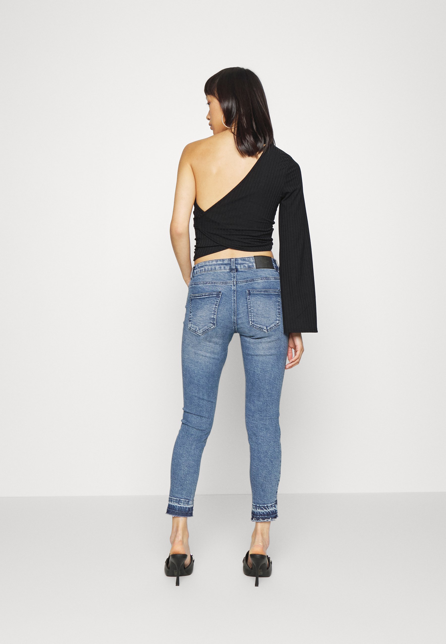 Vero Moda Petite VMHANNA PETITE - Vaqueros pitillo - dark blue denim/azul  marino - Zalando.es