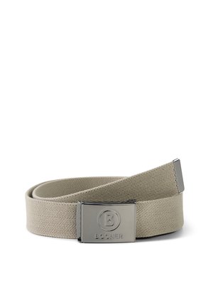 Ceinture en tissu beige tissé avec une boucle métallique rectangulaire argentée, présentant un logo circulaire et une gravure "BOGNER".