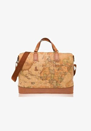 Borsa da viaggio a forma rettangolare con motivo mappa e dettagli in pelle beige, presenta manici doppi e una tracolla removibile.