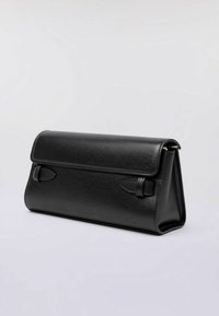 Borsa a pochette in pelle nera con una forma rettangolare e strutturata, dotata di chiusura a pattina e dettagli di cucitura discreti lungo i bordi.