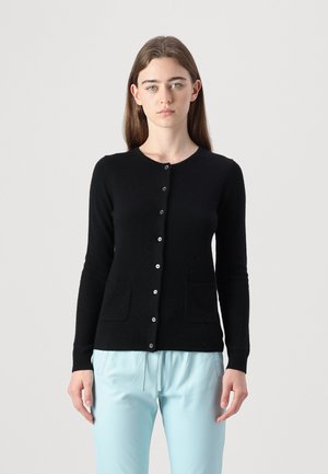 Svart cardigan med rund halsringning, långa ärmar, två framfickor och knappstängning. Mjuk textur, figurnära passform och inga mönster.