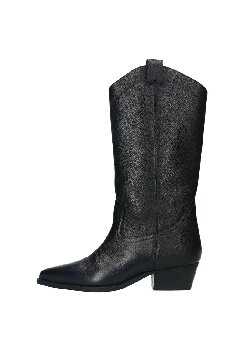 Botte de cowboy en cuir noir avec un bout pointu, surface texturée, tige de hauteur intermédiaire et un talon empilé bas. Comprend des coutures discrètes et une languette.