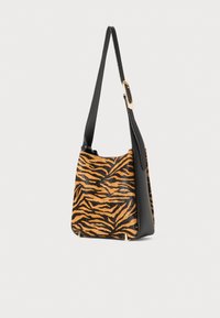 Sac à main rayé tigre avec des accents en cuir noir, une bandoulière et une forme structurée. Présente des détails en or et une finition texturée.