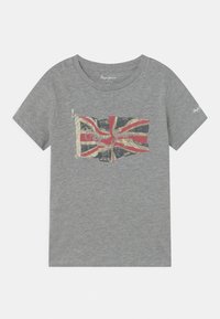Harmaa lyhythihainen puuvillapaita, jossa on kulutettu Union Jack -kuvio rintakehän kohdalla. Pyöreä pääntie.