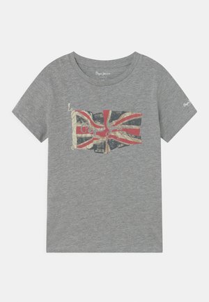 Grijs katoenen T-shirt met korte mouwen, voorzien van een verweerde print van de Union Jack over de voorkant. Ronde halslijn.