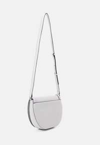 Graue Leder-Crossbody-Tasche mit runder Form, weißem verstellbarem Schulterriemen und kontrastierenden schwarzen Nähten entlang der Kanten.