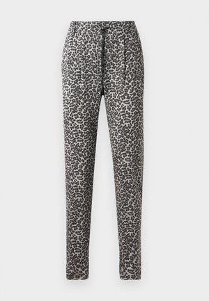 Pantaloni a stampa leopardata con vestibilità rilassata, vita con coulisse e tasche laterali. Il tessuto presenta una texture liscia e morbida nelle tonalità di grigio e nero.