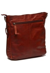 Borsa a spalla in pelle marrone con una texture liscia, dotata di chiusura con zip superiore e tasca con zip sul retro. Forma quadrata con cuciture minime.