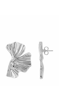 Sølvøredobber designet i form av et ginkgo-blad, med en teksturert overflate og ribbede detaljer, samt en sikker baklås.
