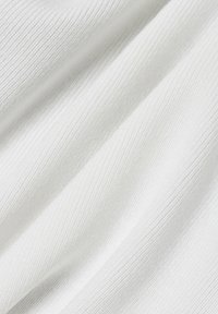 Weißer gerippter Stoff mit einer strukturierten Oberfläche, der parallele erhabene Linien aufweist, die ein dezentes Muster über das Material erzeugen.