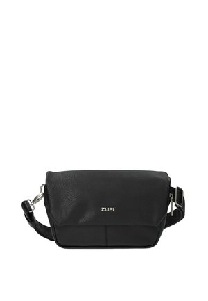 Schwarze Leder-Umhängetasche mit verstellbarem Riemen und silbernem "zwei"-Logo, das mittig auf der vorderen Klappe platziert ist.