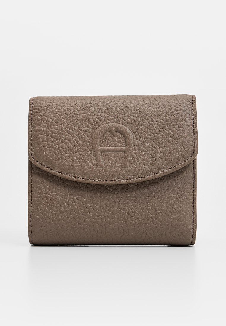 Portefeuille en cuir marron avec une finition texturée, doté d'une fermeture à rabat et d'un logo embossé à l'avant. Forme rectangulaire compacte.
