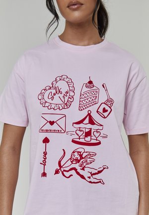Różowy bawełniany t-shirt z czerwonymi ilustracjami serc, ciasta, koperty, karuzeli oraz amorka z łukiem i strzałami.