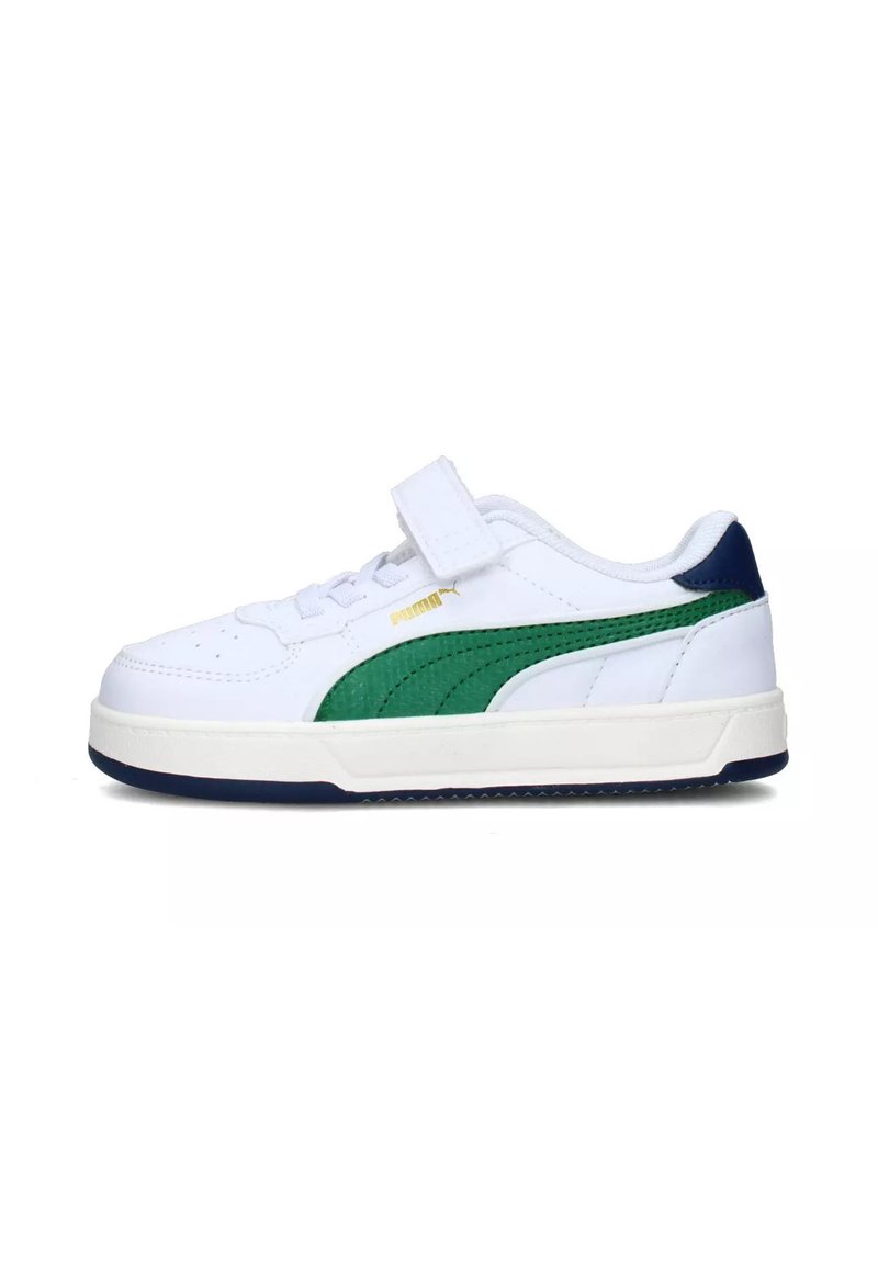 Scarpa da ginnastica bianca con dettagli verde e blu navy, caratterizzata da un pannello verde strutturato, lacci bianchi e una cinturino in Velcro per una calzata sicura.