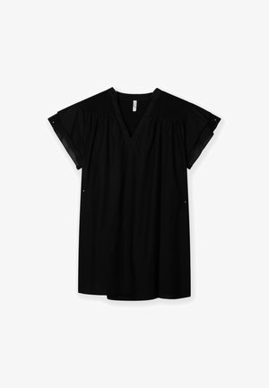 Zwarte jurk met korte mouwen en V-hals, met geplooide stof bij de schouders en een losvallende pasvorm, weergegeven op een witte achtergrond.