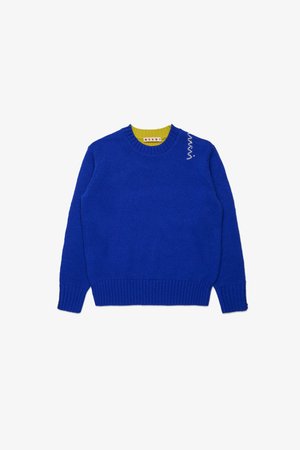 Blauer gestrickter Pullover mit rundem Ausschnitt, gerippten Bündchen und Saum, ausgestattet mit einem kontrastierenden gelben Innenkragen und weißen Logo-Details.