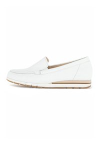 Chaussure blanche à enfiler avec une tige en cuir lisse, un bout arrondi et une semelle en bois léger avec de subtils accents en rayures.