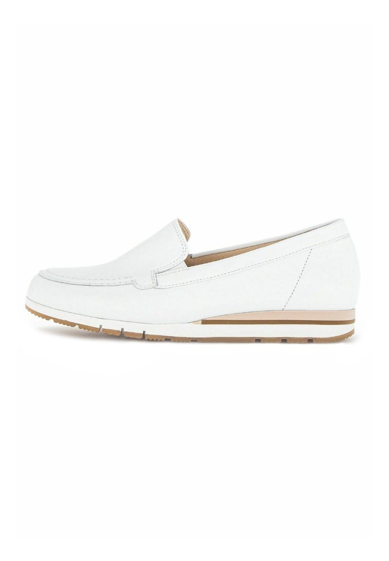 Chaussure blanche à enfiler avec une tige en cuir lisse, un bout arrondi et une semelle en bois léger avec de subtils accents en rayures.