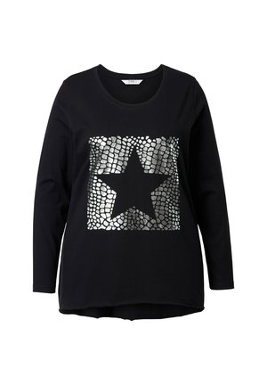 Camiseta de manga larga negra con una estrella plateada sobre un patrón rectangular texturizado. Fabricada en tela suave, con un escote redondeado.