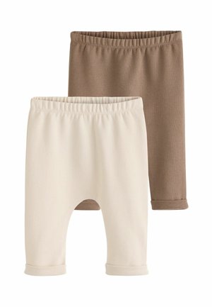 Twee paar babybroeken van beige en bruine katoen, met elastische taillebanden en omgeslagen manchetten voor een klassieke pasvorm.