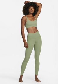 Nike Performance ALATE TRACE BRA - Sutiã desportivo de suporte ligeiro - oil green/sail