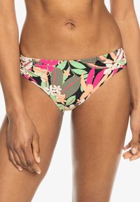 Bas de bikini floral avec un fond noir orné de motifs vifs en rose, vert et blanc ; côtés froncés pour un look ajusté.