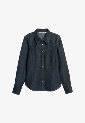 Tummansininen farkkupaita, jossa on klassinen kaulus, etuhalkio napituksella ja kaksoisommeltu. Ominaisuuksiin kuuluvat pitkät hihat ja kaareva helmakaari.