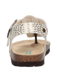 Witte sandaal met een gestructureerde band met metalen accenten, kurken voetbed en rubberen zool. Achteraanzicht toont een verstelbare gespdetail.