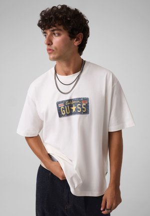 Guess Jeans, BEDRUCKTES T-SHIRT - Print T-shirt - weiß