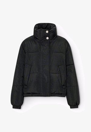 Veste matelassée noire avec col montant, deux poches avant, fermeture à boutons-pression et poignets côtelés. Texture lisse et coupe courte.