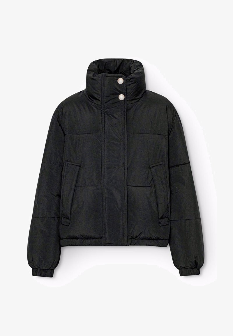 Melna pūkainā jaka ar augstu apkakli, divām priekšējām kabatām un pogu aizdari. Iespējots quilted dizains ar elastīgu aproču.