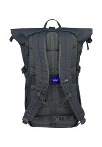 Dunkelgrauer Rolltop-Rucksack mit gepolstertem Mesh-Rücken, verstellbaren Riemen und Schnallen; verfügt über ein markantes Logo-Tag in Blau.