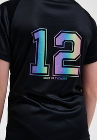 T-shirt de sport noir avec le numéro "12" en couleurs irisées et le texte "ILLUMINEZ LE MONDE" en dessous dans une police contrastée.