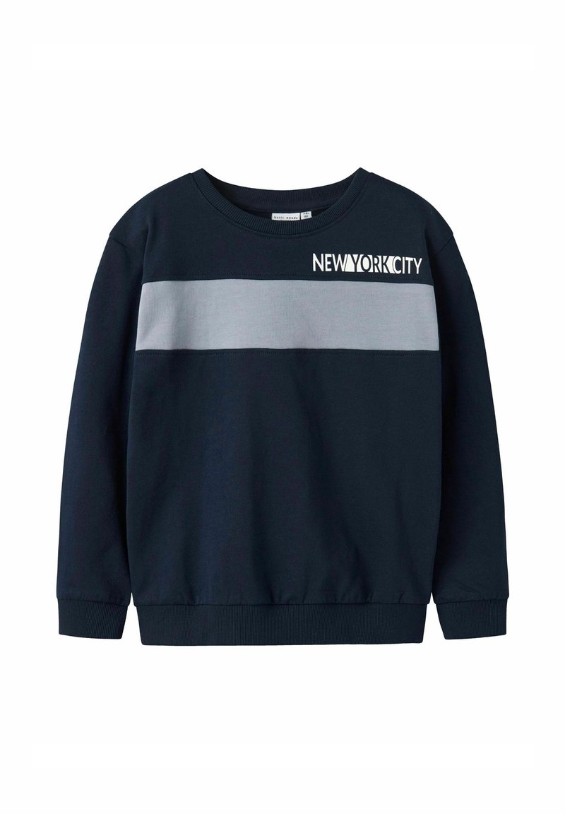Felpa blu navy con una striscia orizzontale grigia. Presenta la scritta "NEW YORK CITY" stampata in bianco, colletto rotondo e polsini a coste.