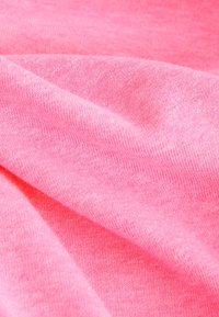 Mekana, teksturirana ružičasta tkanina s glatkom površinom i suptilnim varijacijama nijansi, s laganim pletenim dizajnom.