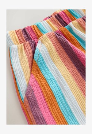 Tessuto a strisce multicolore con onde verticali di rosa, arancione, viola, blu e giallo in un design testurizzato e stropicciato.