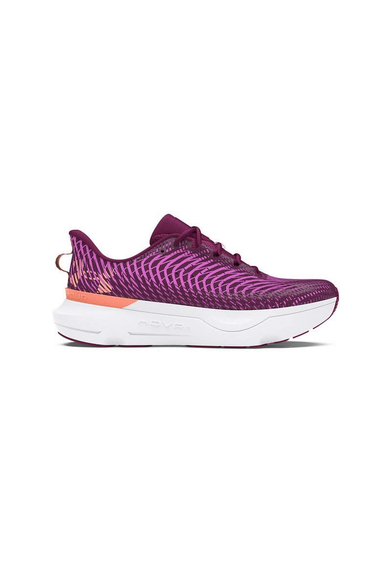 Zapatilla deportiva morada con parte superior de malla que presenta un patrón de olas, suela intermedia blanca y acentos naranjas. Diseño texturizado con suela acolchada.