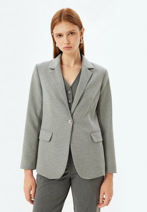 Grijze houndstooth blazer met een gekarteld kraag, enkele knoopsluiting, twee voorzakken en lange mouwen, gemaakt van een gestructureerde stof.